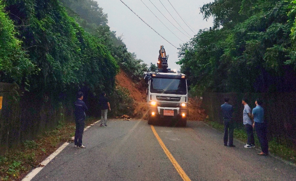 전남 화순서 호우로 도로비탈면 유실…1명 부상(종합)