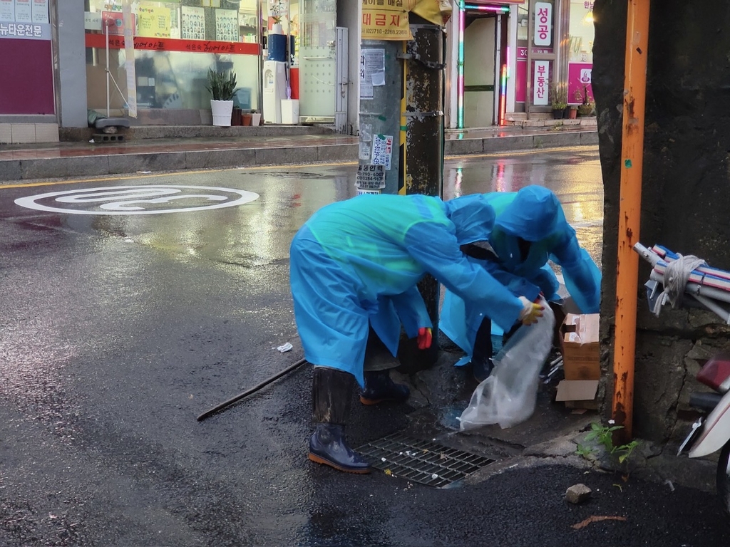 서울시, '꽁초와의 전쟁'·경고 표시…빗물받이 막힘 막는다
