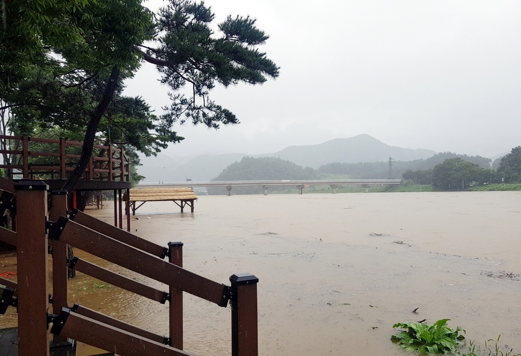 폭우에 충북 하천 수위 급상승…괴산 달천 목도교 '홍수경보'(종합)