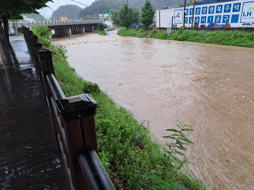 초등생 2명 불어난 하천에서 고무보트 탔다가 600ｍ 떠내려가