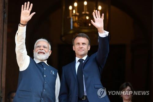 러시아에서 멀리…마크롱, 혁명기념일에 모디 총리 '주빈' 환대