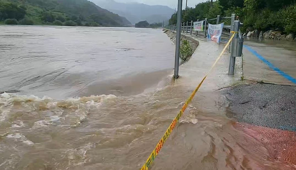 "도로가 막혀 나가질 못하고 있어요" 폭우로 전북 곳곳 고립