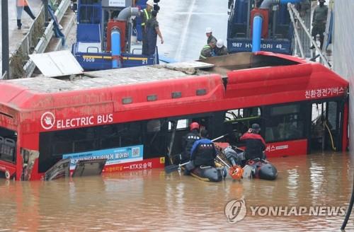 사망자 5명 나온 747번 버스, 폭우로 노선 바꿨다가 변 당해