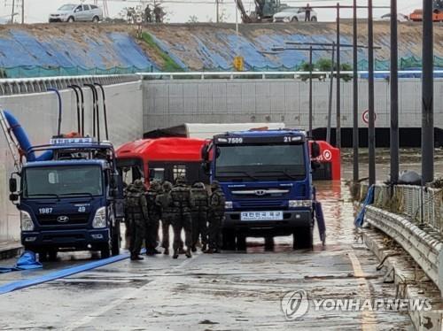 오송지하차도 참사 '인재' 지적…"홍수경보에도 차량통제 안해"