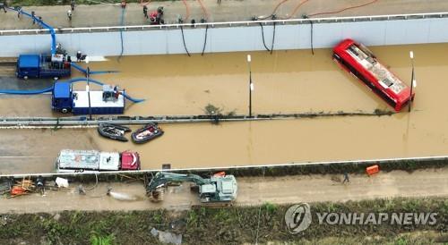 침수 오송 지하차도서 시신 잇따라 인양…사망자 누적 7명