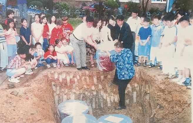 '20년 뒤 나에게 쓴 편지'…초등학교 타임캡슐 개봉박두