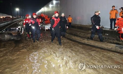 물에 잠기고, 토사에 묻히고…폭우 사망자 40명으로 늘었다