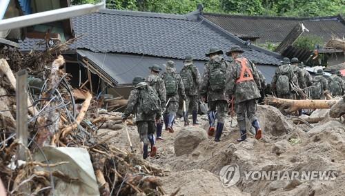 물에 잠기고, 토사에 묻히고…폭우 사망자 40명으로 늘었다