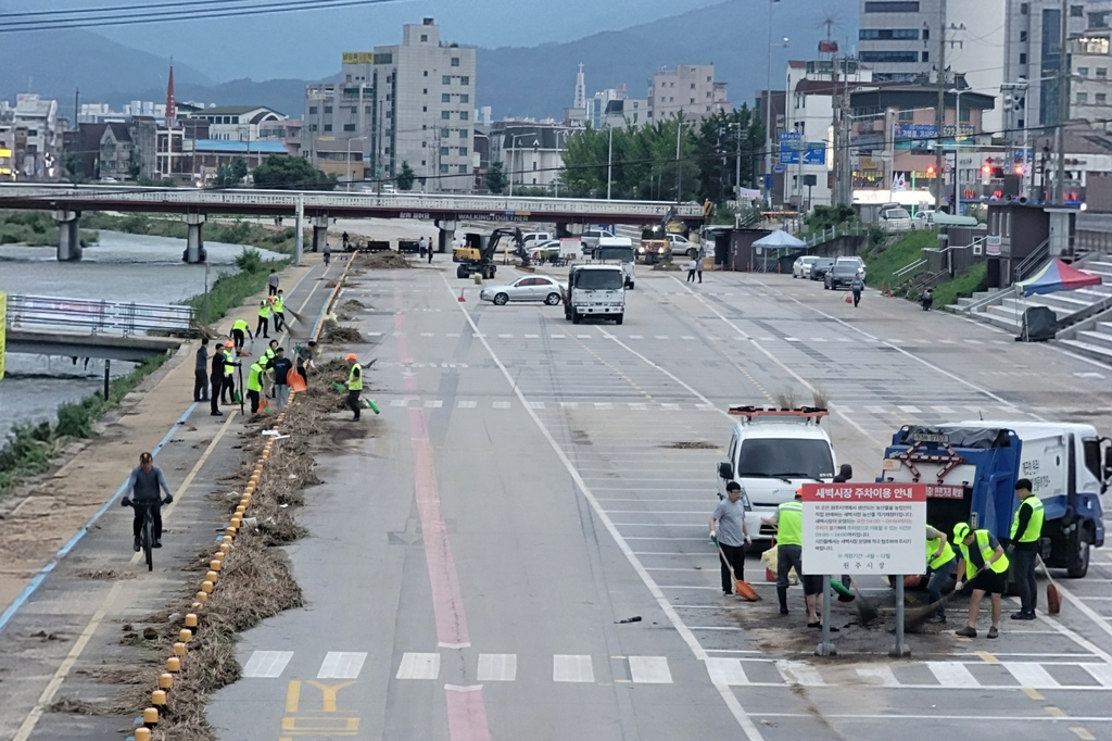 폭우로 토사 뒤덮인 원주 농업인 새벽시장…긴급 복구 후 재개장