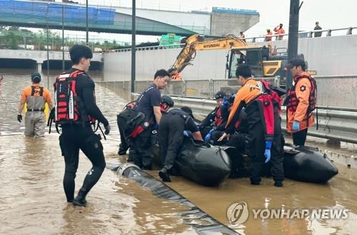 버스기사 "창문 깨드릴테니 탈출하라"…난간 매달려 "살려달라"