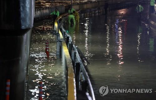 호우에 대구 신천동로 통제…신천둔치 일부 침수(종합)