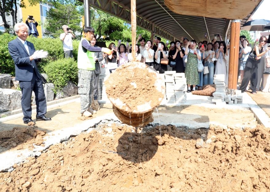 20년만에 열린 초등학교 타임캡슐…물에 젖은 편지에 발동동