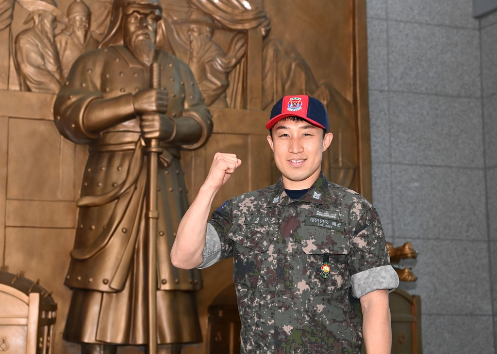 해군 상사, 망설임 없이 바다에 뛰어들어 익수자 2명 구조