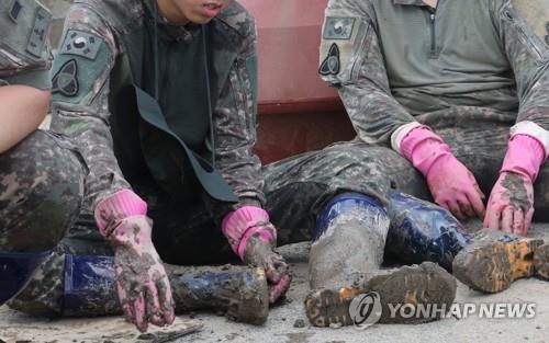 '땡큐, 군인아저씨'…군, 특별재난지역 익산에 대규모 인력투입