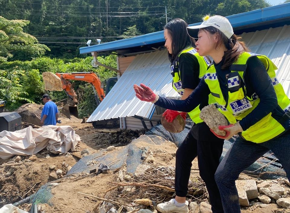 "작은 힘 보태고 싶어"…너도나도 예천 수색·응급복구 지원