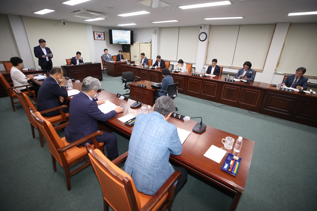 성매매 의혹 강경흠 제주도의원 징계수위 놓고 '갑론을박'