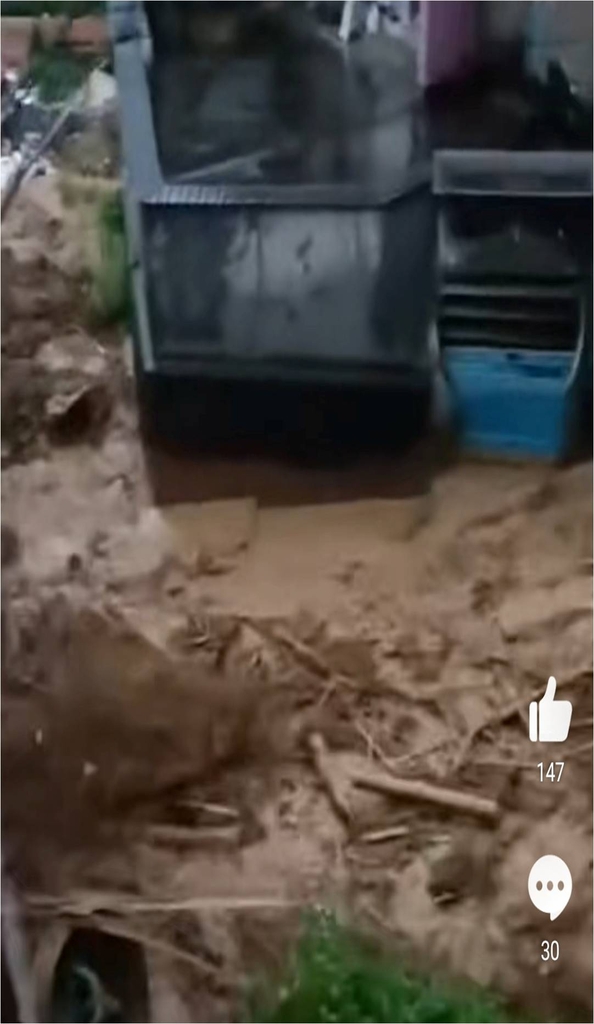 중국 항저우 폭우로 마을 하천 범람…5명 사망·2명 실종