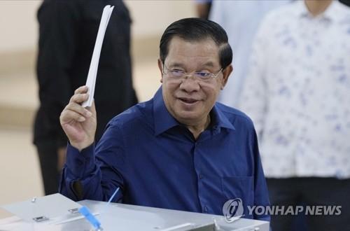 '38년 집권' 훈센, 캄보디아 총선 "압승" 선언…투표율 84.2%
