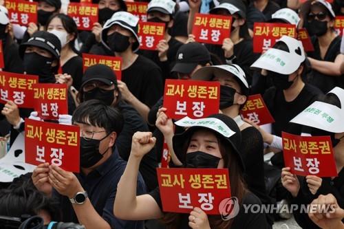 "우리 애 졸업 때까진 결혼 마세요"…고개 떨구는 교사들