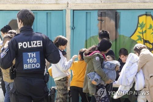 독일 난민보호소에 '복면 공격'…유럽 내 반난민 정서 확산