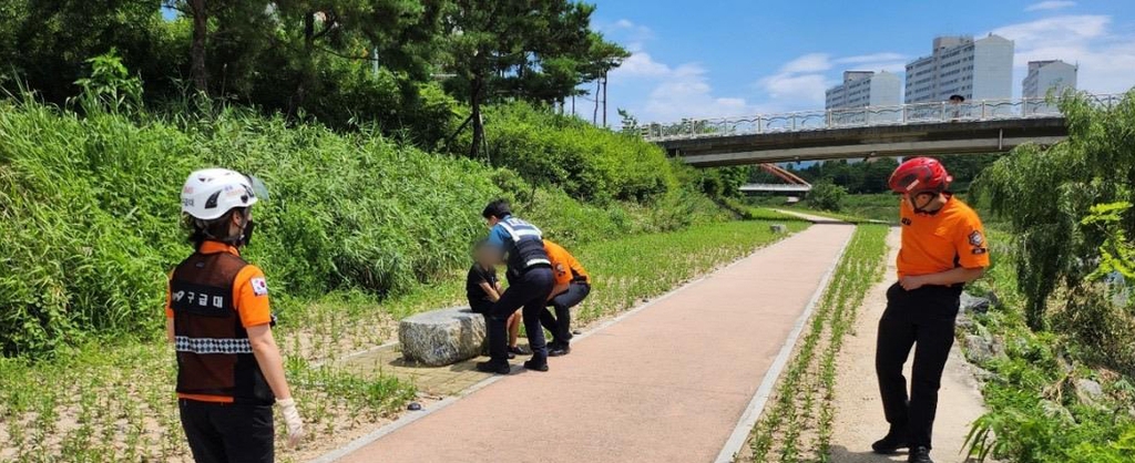 "아저씨 도와줘요!"…급류 휩쓸린 초등생 향해 주저 없이 '풍덩'