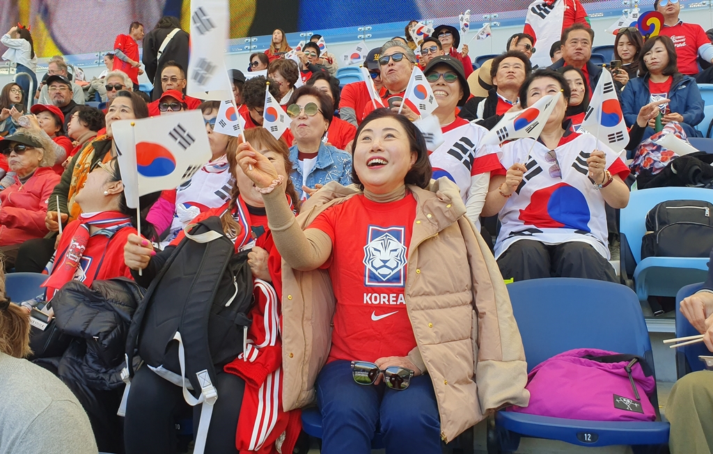 [월드&포토] 여자월드컵 첫 경기…'오 필승 코리아' 뜨거운 응원 열기