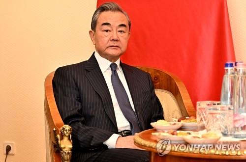 中외교부장 해임 친강, 당·국무원 직위유지…권력투쟁 결과?
