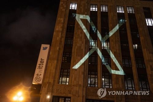 '새 브랜드 X 도입' 트위터, 수입 급감 속 광고 가격 인하