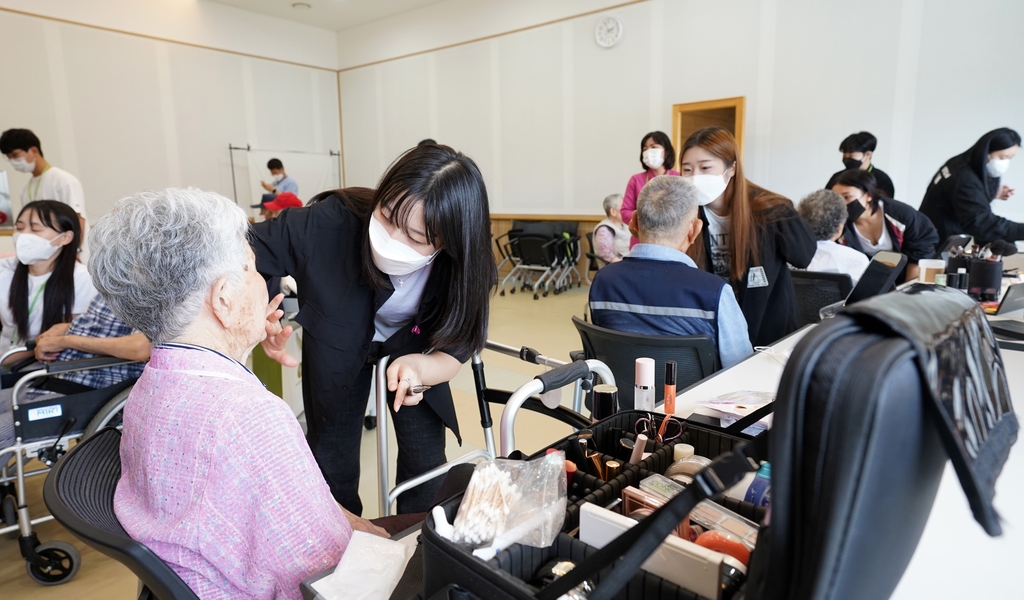 원주보훈요양원, '꽃보다 청춘' 어르신 장수 사진 촬영