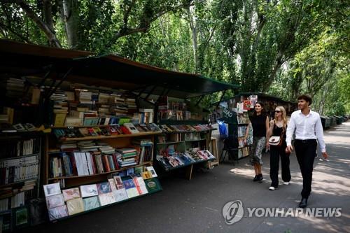 "올림픽 개막식 시야 가린다"…파리 명물 노천 서점 철거 위기