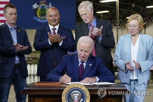 바이든 "美서 개발하고 美서 제조해야"…제조업 살리기 행정명령