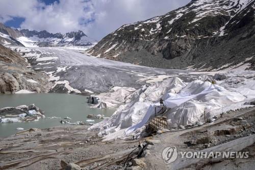 녹아내리는 스위스 빙하…실종 산악인 유해 37년만에 발견