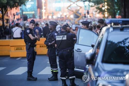 태업 나선 프랑스 경찰들 "우리도 피해자…더는 못해"