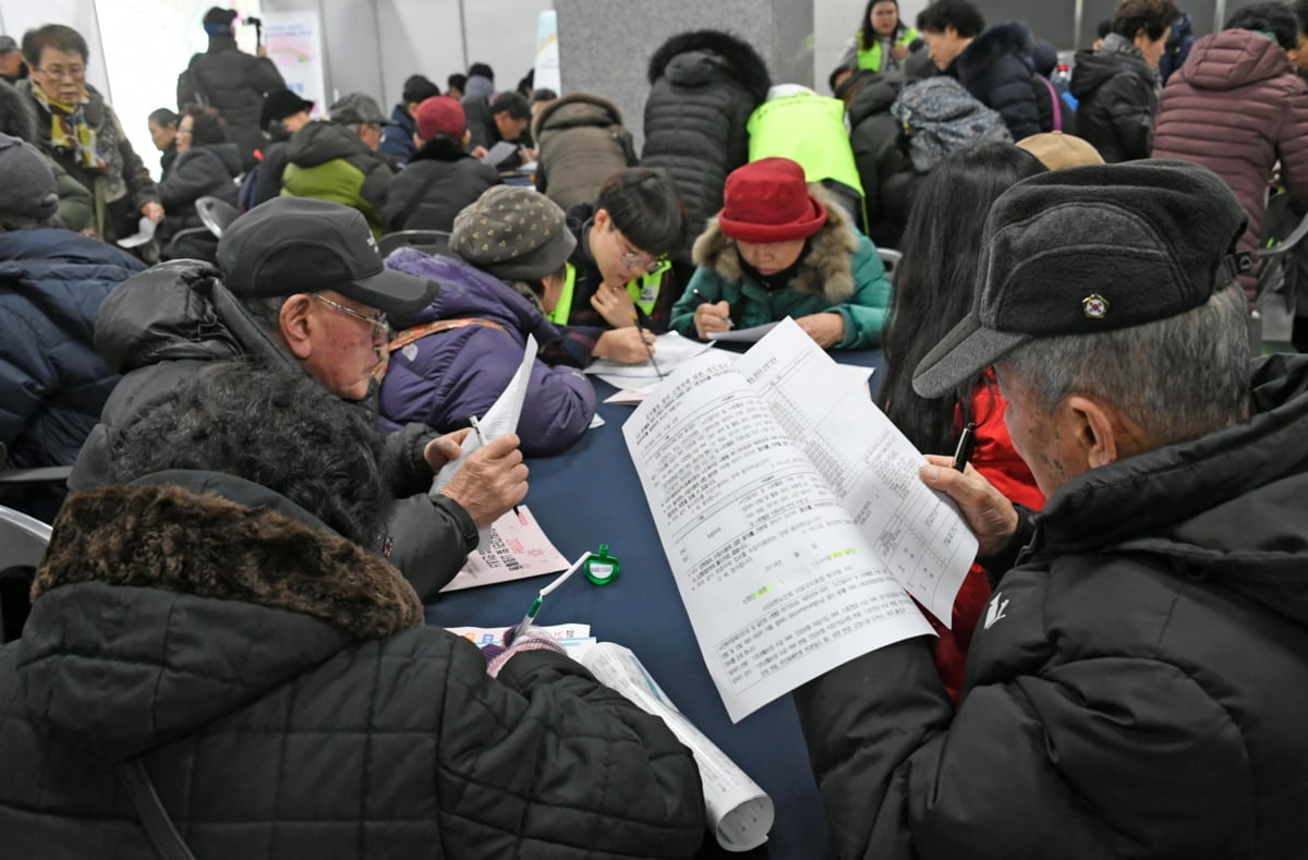 "75만원 받습니다"…그 연금도 못 받는 노년 '절반'