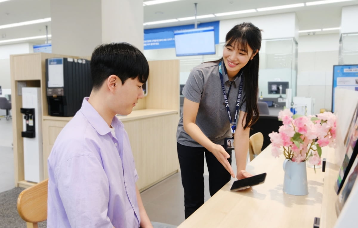 삼성전자서비스 휴대폰 엔지니어가 스마트폰 상담을 진행하는 모습(삼성전자서비스 제공)