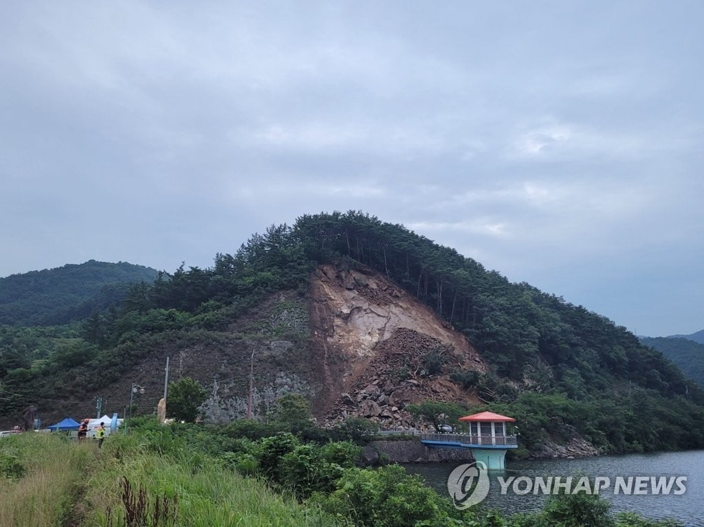 전북서 산사태로 택시 깔려…추가 붕괴 우려