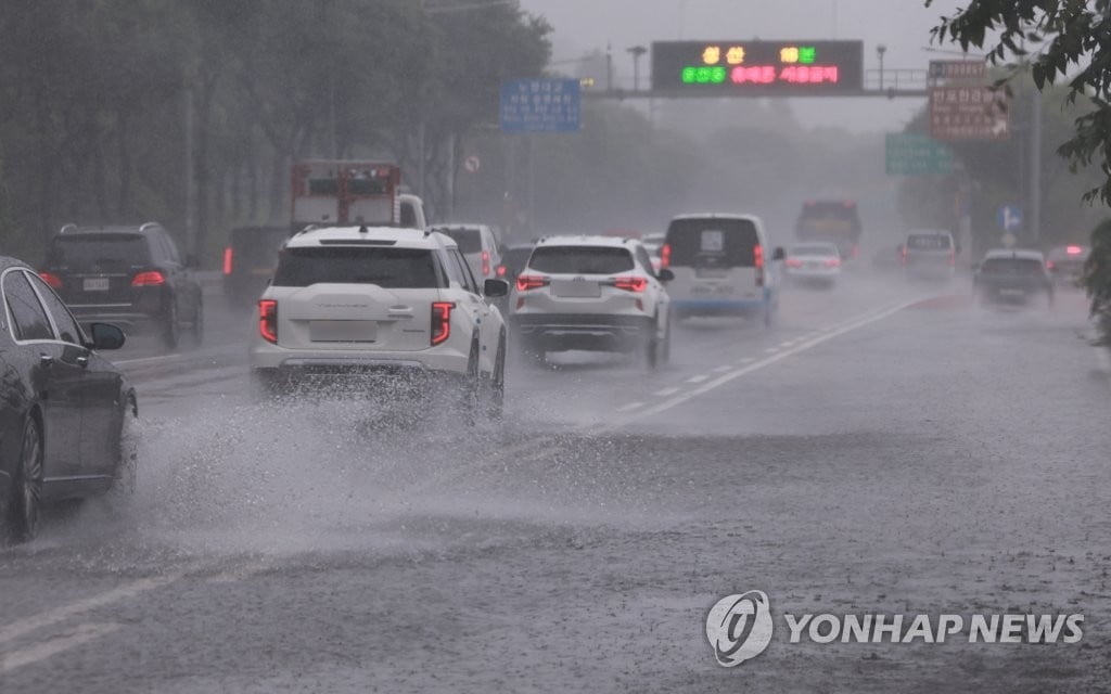 폭우로 서울지하철 1호선 15분 중단...도로 곳곳 침수