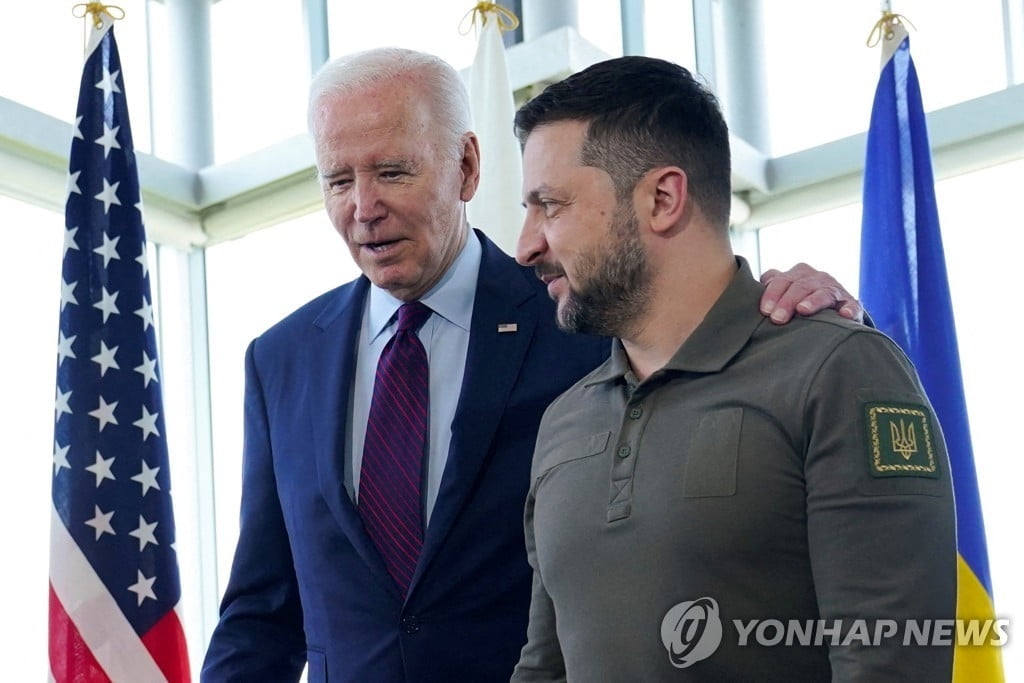 선 긋던 바이든 "우크라 나토 가입 제안 동의"