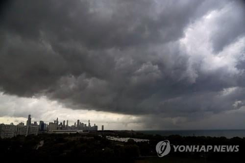 美 시카고 일원에 토네이도 몰아쳐…공항 대피령