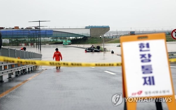 오송 지하차도서 버스 등 10여대 고립…구조 난항