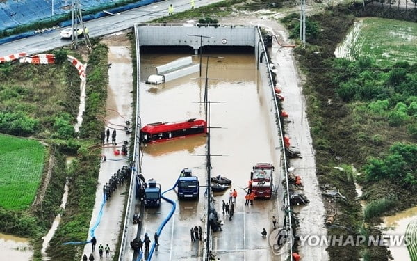 폭우탓 우회한 버스…오송 지하차도서 시신 잇따라 인양