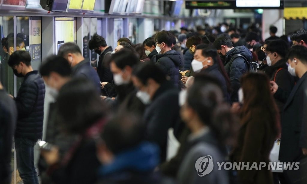 "압사사고 날 것 같아요"…강남역 한때 진입 통제