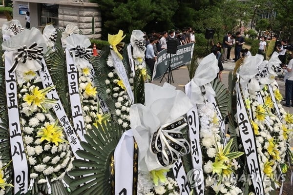 "우리 애 졸업때까지 결혼 마세요"…선 넘은 학부모들