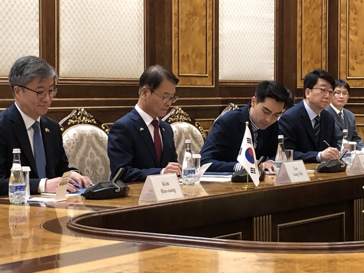 "우즈벡 근로자, 한국서 더 많이 일하세요"