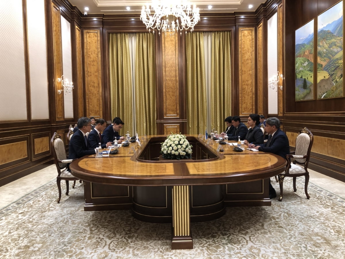 "우즈벡 근로자, 한국서 더 많이 일하세요"