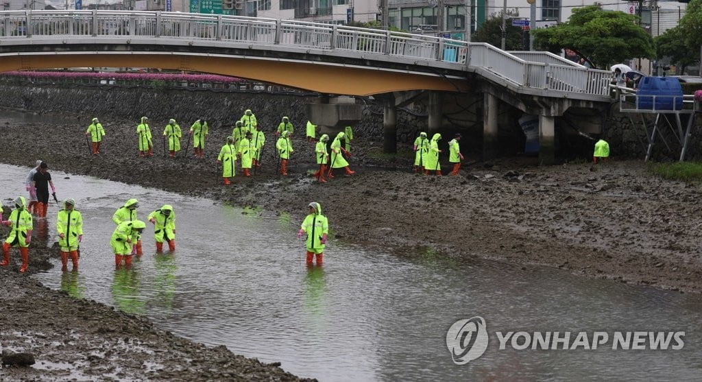 "출산 전부터 범행 계획"...'거제 영아 살해 부부' 기소