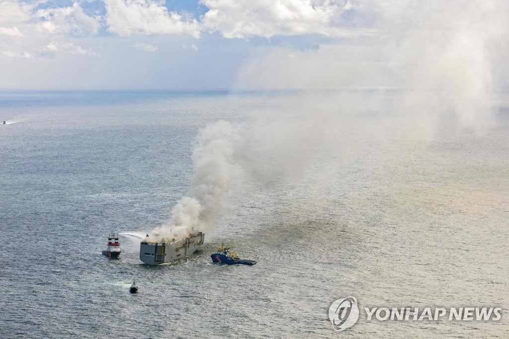 차량 3,000대 실은 운반선 북해서 화재…진압 난항