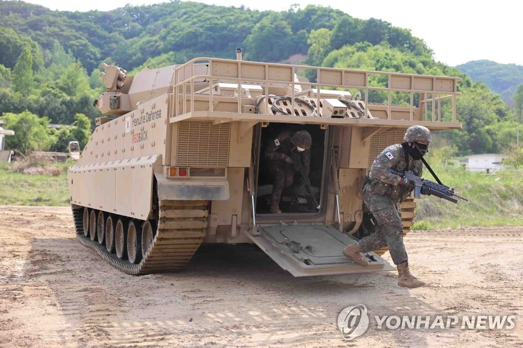 "한화, 독일 제치고 2조원 규모 장갑차 공급 계약"