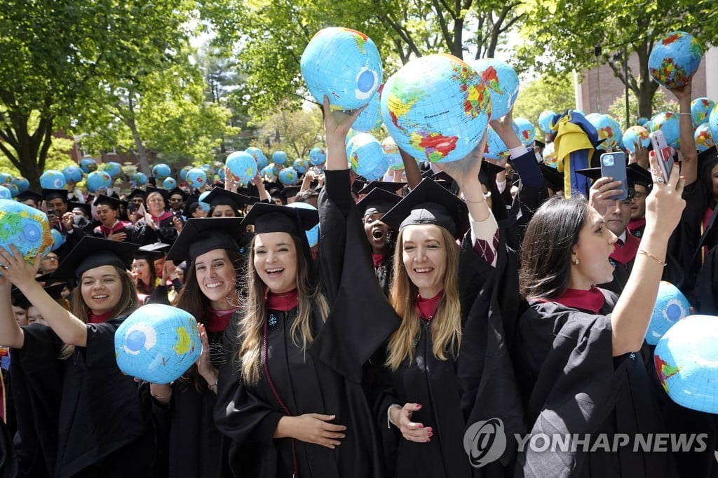 기로에 선 하버드대..."'레거시 입학'은 차별"