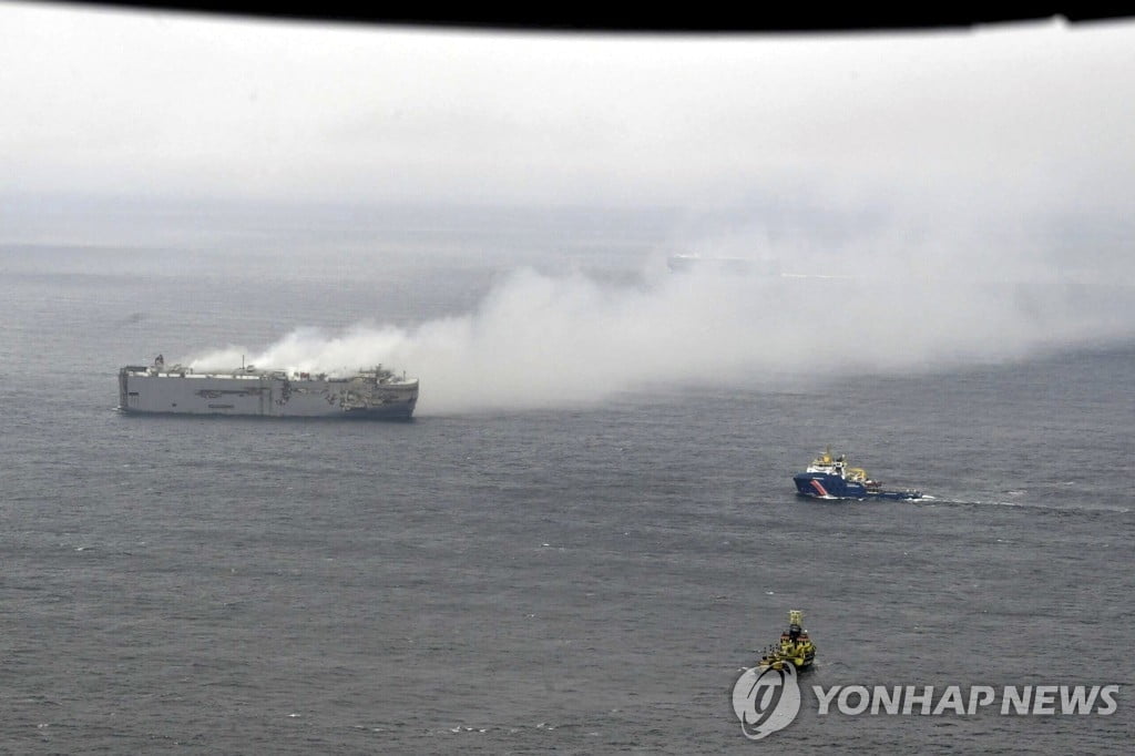 전기차 500대 선적 운반선 사흘째 '활활'